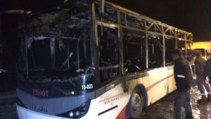 İzmir'de otobüs alevlere teslim oldu