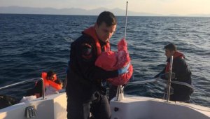 Kuşadası Körfezi'nde 8'i çocuk 16 kaçak göçmen yakalandı