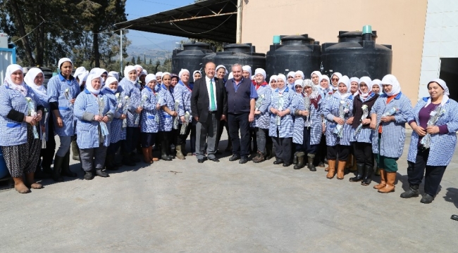 Başkan Özakcan çalışan kadınları unutmadı