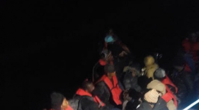 Kuşadası Körfezi'nde bindikleri lastik bot su alan 3'ü çocuk 11 kaçak göçmen kurtarıldı