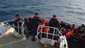 Kuşadası Körfezi'nde facia son anda önlendi 26'sı çocuk 47 kaçak göçmeni sahil güvenlik kurtardı
