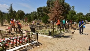 Nazilli Belediyesinden mezarlıklarda bayram temizliği