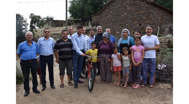 Başkan Özcan'dan çocuklara bisikletli karne hediyesi