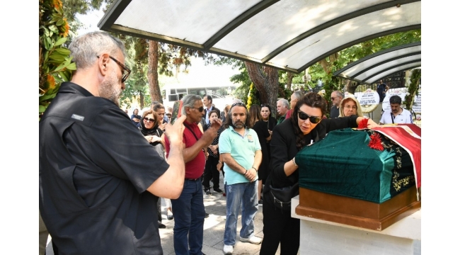 Enis Foforoğlu'nun cenazesinde Hamdi Alkan ile eşinin tartışılan fotoğrafı