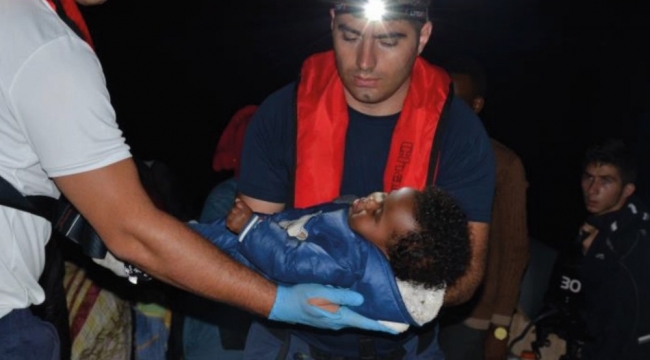 Kuşadası Körfezi'nde çocuk göçmenler son anda yakalandı