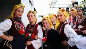 Kuşadası'nda Makedonya ve Rumeli Göçmenleri Folklor Festivali coşkusu