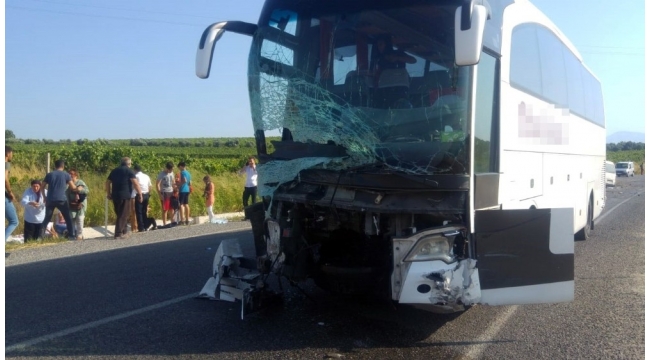 Manisa'nın Salihli ilçesinde transit minibüs ile otobüs çarpıştı. İlk belirlemelere göre kazada 4 kişi hayatını kaybetti.