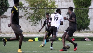 Afrika değil Aydın, mahalle takımı kuran siyahi gençler futbolun keyfini çıkarıyor