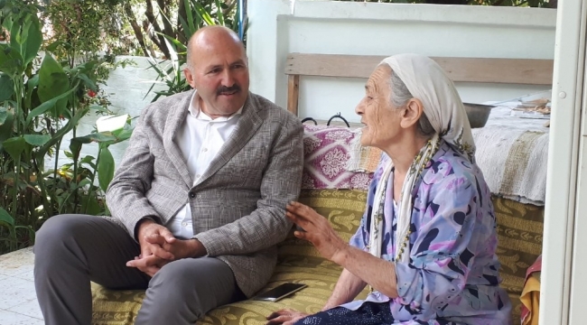 Başkan Ertürk vatandaşları evinde ziyaret ediyor