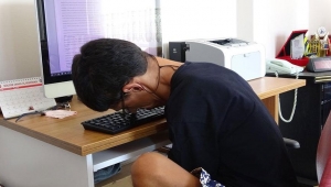 Mustafa, klavyeyi burnu ile kullanarak ikinci kitabını yazıyor