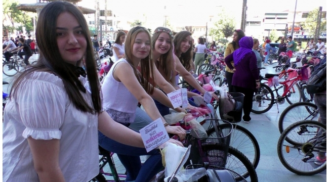Nazilli'de süslü kadınlar bisiklet turu düzenledi