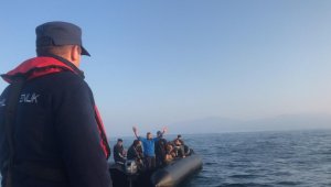 Kuşadası Körfezi'nde 40'ı çocuk 81 göçmen yakalandı