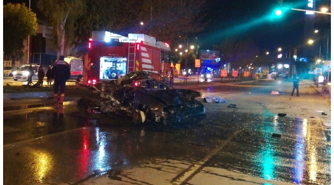 İzmir'de feci kaza... Takla atan araçtan caddeye savruldular: 2 ölü, 1 yaralı