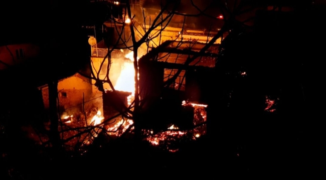 Nazilli'de büyük yangın 4 ev kül oldu