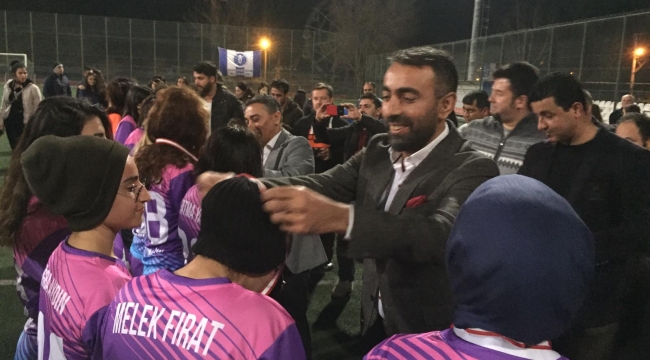Rıdvan Eşin Aydın Basın Kadın Futbol Takımı'nı 8 Mart'ta yalnız bırakmadı.