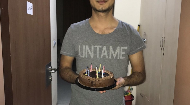 Malezyadan geldi Vali Köşger onun doğum gününü pasta ile kutladı
