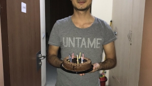 Malezyadan geldi Vali Köşger onun doğum gününü pasta ile kutladı