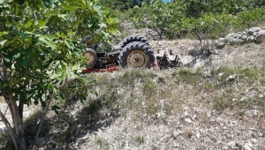 İncir bahçesinde devrilen traktörün altında kalan çiftçi öldü