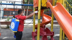 İncirliova Belediyesi çocuk parkların çocukların sağlığı için dezenfekte edildi