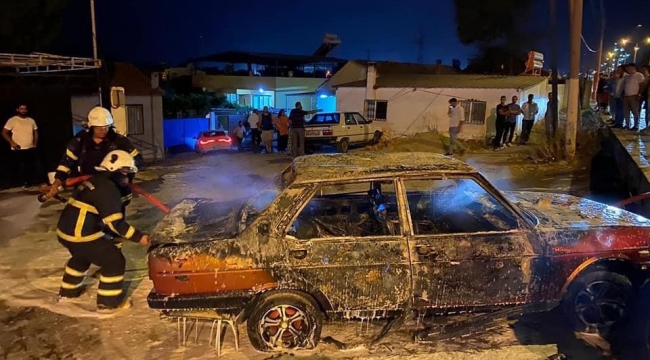 Söke'de park halindeki otomobil alev alev yandı