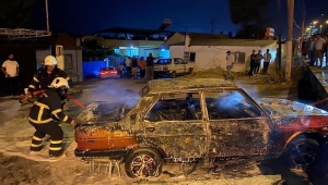 Söke'de park halindeki otomobil alev alev yandı