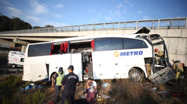 Yolcu otobüsü kaza yaptı 5 ölü 25 yaralı