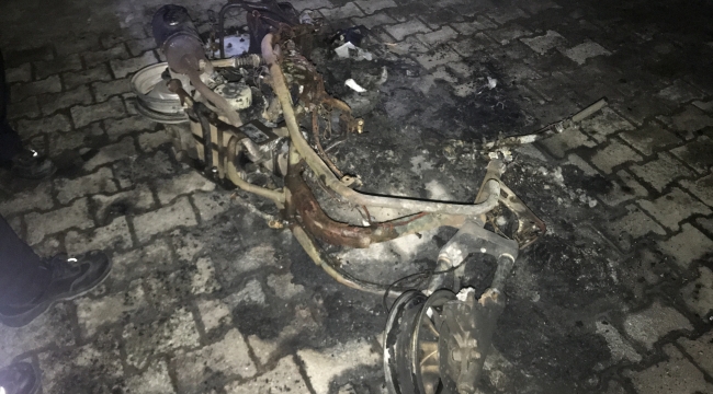 Motosiklet çocuk parkının içinde alev alev yandı