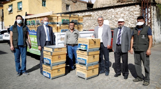 Aydın Büyükşehir Belediyesi'nden bal üreticilerine arı kovanı hibe edildi