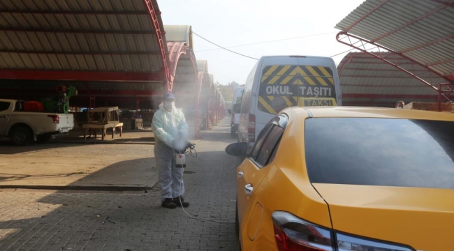 Efeler Belediyesi taksi ve servisleri dezenfekte ediyor