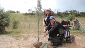 Engelli vatandaşlar 'Benim de bir ağacım var' projesi çerçevesinde fidan dikti