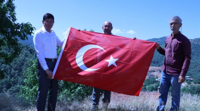 Başkan Özcan bayrak sevdalısı Sertkaya'yı ziyaret etti