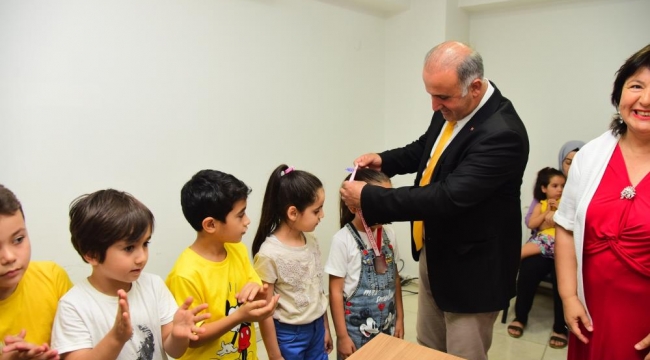 Başkan Kaya madalya verdi, öğrencileri kurslara davet etti