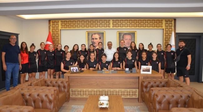Başkan Kaplan, voleybolcu kızları misafir etti