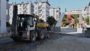 Kuşadası Belediyesi’nin yol yenileme çalışmaları devam ediyor