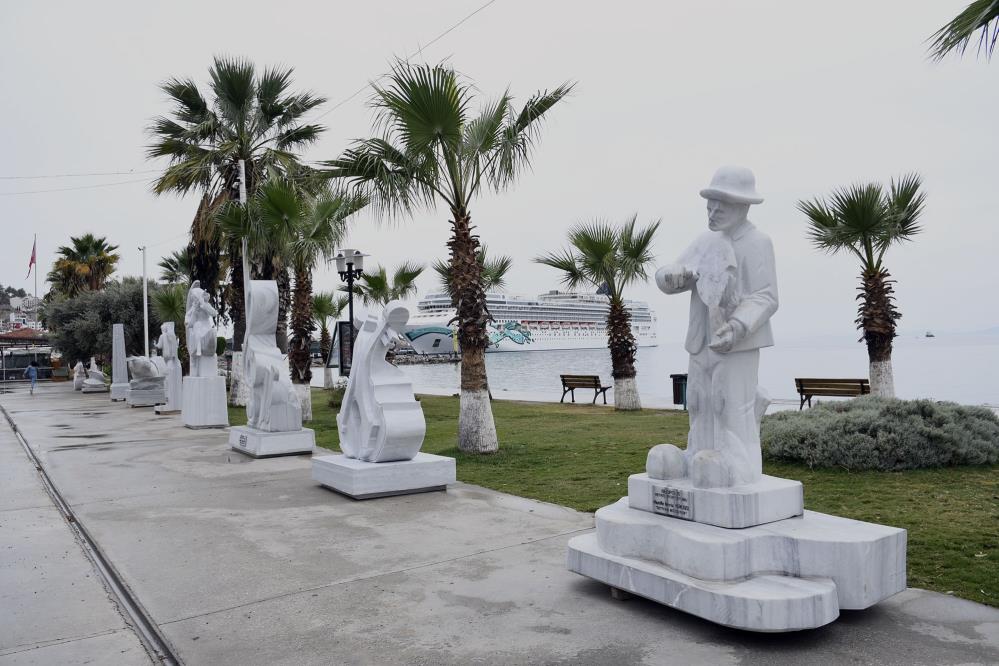  Kuşadası sahilini 'müzik' temalı heykeller süslüyor