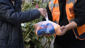  Kuşadası Belediyesi 1 haftada 5 ton mandalinayı ihtiyaç sahiplerine ulaştırdı