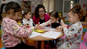 Anne-Baba Çocuk Merkezi minikleri eğitim hayatına hazırlıyor