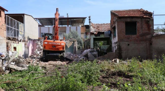  Nazilli'de metruk binalar yıkılıyor